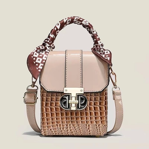 Sac à bandoulière bicolore beige et marron en cuir crocodile avec poignée en foulard de soie