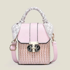 Sac à main carré rose en patchwork avec texture crocodile et foulard en soie