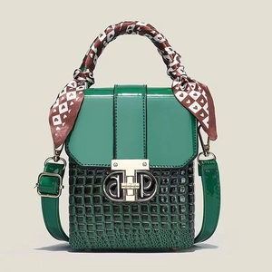 Sac à Main de Mode en Cuir Verni pour Femmes Avec Motif Crocodile Foulard Décor Serrure Métallique Sac à Bandoulière Style Minimaliste