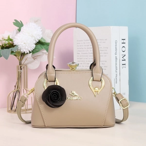 Détail d'un sac élégant en cuir PU avec logo chat doré et pendentif rose noire