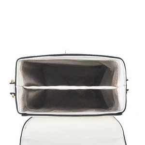 Vue de dessus d'un sac bandoulière en cuir blanc avec double compartiment et dorure