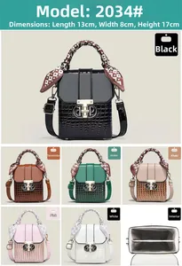 Vue détaillée du mini sac cabas à motif crocodile avec poignée foulard et bandoulière