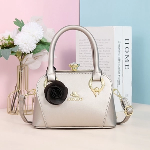 Vue détaillée du sac en PU doré champagne avec fermoir cristal et fleur décorative