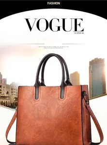 Detalle del bolso tote marrón caramelo con textura plisada y correa ajustable para hombro
