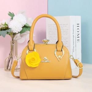 Détail d'un sac à main en cuir PU jaune avec logo chat et décoration de fleur