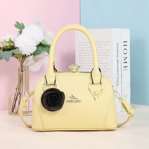 Détail du sac à main jaune en cuir PU avec breloque chat et ornement de rose noire