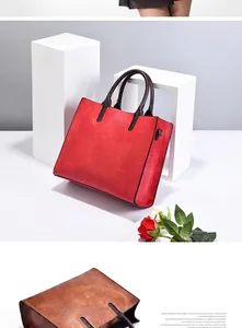 Vista de detalle de bolso shopper grande con textura de cuero PU retro y hebillas de metal