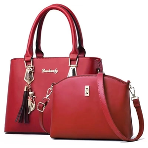 Ensemble de sacs à main rouges élégants avec grand cabas et petite bandoulière chic
