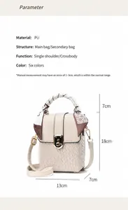 Dettaglio della mini borsa beige in PU intrecciato con foulard e chiusura dorata