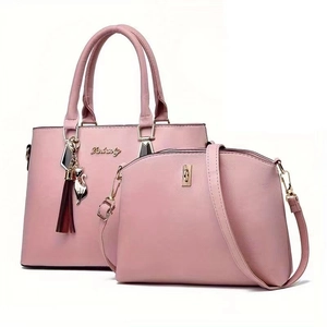 Ensemble de 2 sacs à main roses en similicuir avec détails dorés et pompon pour femme