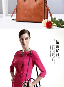 Detalle de bolsos grandes con grabado de lichi en marrón y negro con correas de hombro