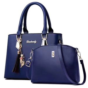Ensemble sac à main et bandoulière bleu marine élégant avec breloque chat et pompon