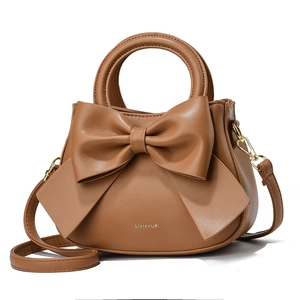 Vue détaillée du sac à main en cuir marron avec un grand nœud élégant et sophistiqué