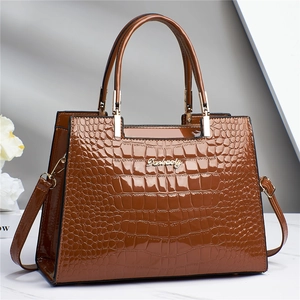 Sac à main élégant marron à motif crocodile, finition brillante et bandoulière amovible