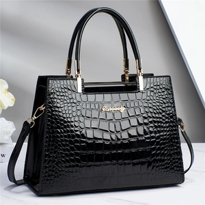 Sac à main élégant noir à motif crocodile, fini brillant et poignées métalliques