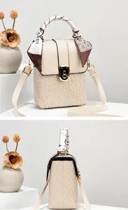Dettaglio mini borsa crema con manico in foulard di seta e chiusura in metallo
