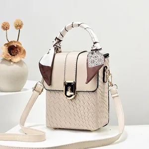 Borsa Quadrata Piccola in Pelle PU da Donna Trama Intrecciata Borsa a Mano a Tracolla Con Decoro Sciarpa in Raso Chiusura in Metallo