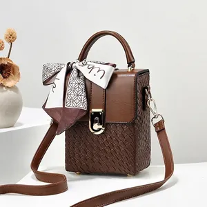 Mini borsa marrone a scatola con trama intrecciata e foulard decorativo in seta