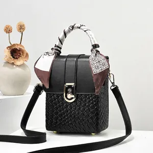 Borsa vintage nera intrecciata con chiusura dorata e sciarpa di seta sul manico