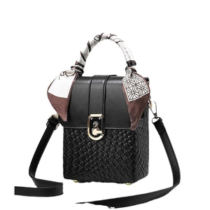 Mini borsa nera da donna con texture intrecciata, chiusura dorata e foulard