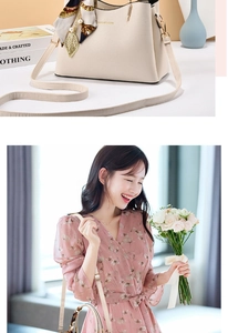 Dettaglio borsa in pelle color crema con foulard di seta e ciondolo a foglia dorata