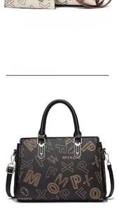 Détail du sac à main multifonctionnel beige et jaune avec motif monogramme