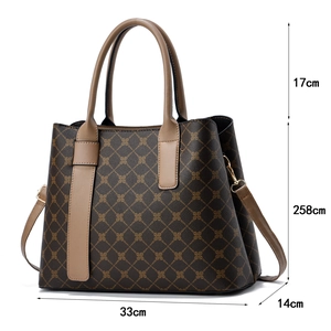Detail view of large retro handbag with dimensions 33x14cm and brown geometric pattern
