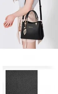 Vue détaillée de la texture du cuir PU noir et du pendentif feuille dorée du sac