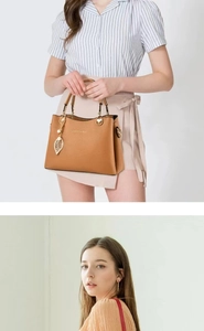Détails du sac à main marron en cuir grainé avec pendentif feuille dorée et perle