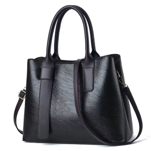 Classic large-capacity tote bag in black pebbled faux leather with adjustable strap