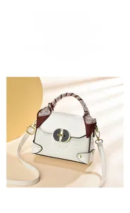 Détail de sac blanc motif crocodile avec anse foulard en soie et boucle dorée