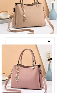 Détail de sacs à main en similicuir avec texture litchi et pendentifs de perles dorées