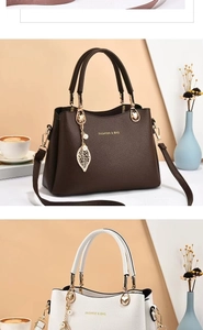 Détail de sacs à main en cuir marron et blanc avec accessoires dorés et pendentifs