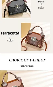 Détail du sac selle en cuir crocodile brillant avec boucle dorée et foulard en soie