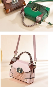 Détails de sacs à main en cuir gaufré crocodile avec poignée en soie et boucle dorée