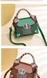 Détails du cuir gaufré crocodile et de la poignée en foulard de soie sur les sacs
