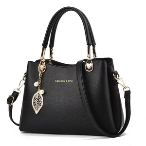 Sac à main noir en cuir grainé pour femme avec pendentif feuille et bandoulière