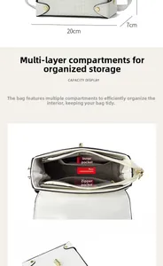 Détails de l'intérieur d'un sac blanc effet crocodile avec trois compartiments de rangement