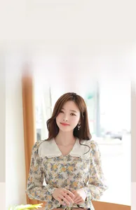 Floral dress with a vintage white ruffled collar and chic floral pattern detail