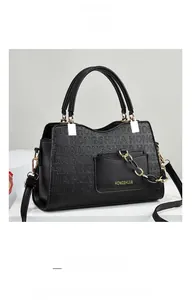Détail du sac cabas noir en similicuir texturé avec logo gaufré et chaîne dorée