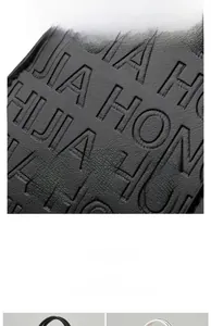Gros plan d'un sac en cuir noir avec texture souple et motifs de lettres JIA HONG gaufrés