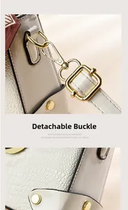 Détail du cuir blanc motif crocodile avec boucle de bandoulière amovible en or clair
