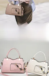 Détail d'un sac à main élégant avec chaîne dorée et motifs de lettres pour femmes