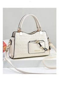 Détail du sac à main blanc en cuir gaufré avec chaîne dorée et lettrage HONGSHIJIA