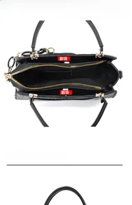 Vue intérieure du sac à main tissé avec grande capacité pour portefeuille et mobile