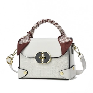 Sac à main blanc motif crocodile avec foulard en soie et boucle ovale dorée