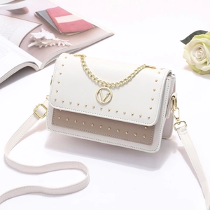 Petit sac bandoulière bicolore pour femme avec rivets dorés et détail logo V