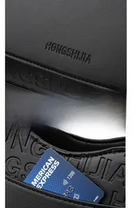 Détail du cuir noir grainé avec gaufrage HONGSHIJIA et emplacements pour cartes