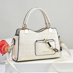 Sac à main chic en cuir beige avec gaufrage de lettres, chaîne dorée et pochette