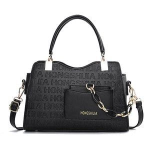 Sac à main chic en cuir noir avec lettres embossées et accessoire chaîne dorée